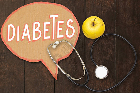 糖尿病聊天泡在木桌饮食保健营养或医疗保险概念上涂有听图片