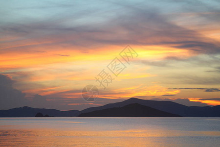 古生态园海岸的灯塔海边小镇图尔古特雷斯背景