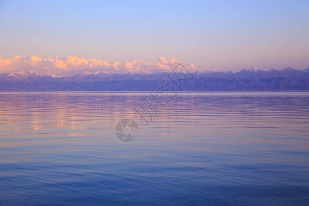 在山的一个湖的美丽的日落图片