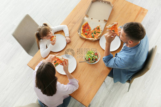 在家吃比萨的愉快的家庭图片