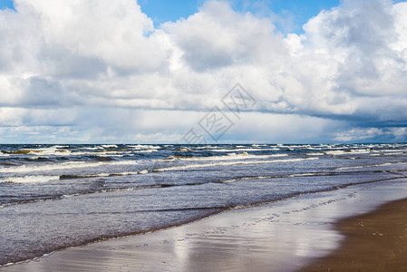 波罗的海对清蓝天空海浪和云彩的观图片