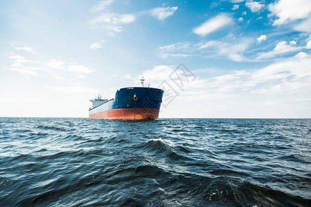 洛云蓝色天空下的货船波罗的背景图片