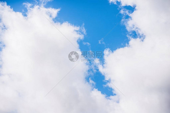 夏日云彩和蓝天拉脱维亚图片
