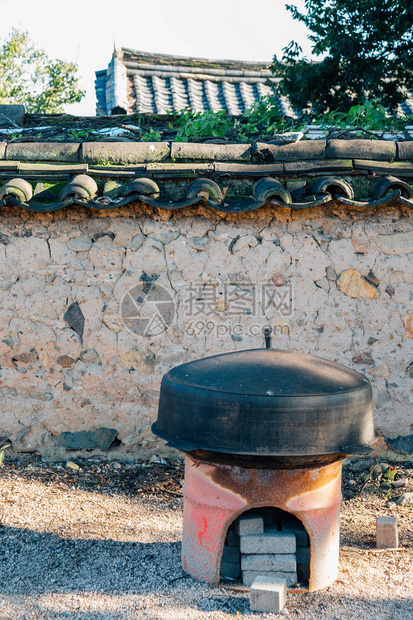 朝鲜庆州GyochonHanok村铁锅和图片