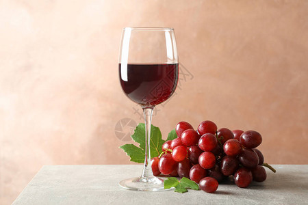 葡萄和玻璃红酒在灰色背图片