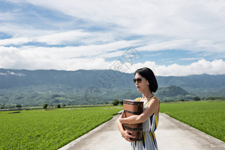 在农村的路上女人拿图片