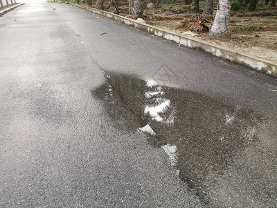 住宅街雨后水坑图片