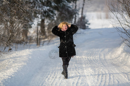 冬天的俄罗斯女人在图片