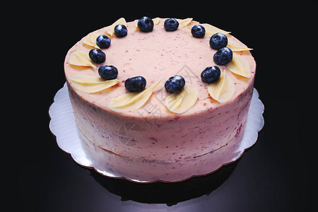 巧克力蛋糕加酸奶油和蓝莓果实图片