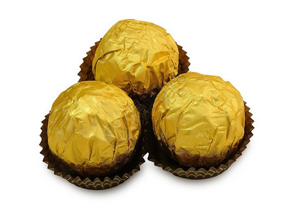 甜食三个圆形巧克力糖果球或巧克力糖果在孤立的白色背景图片