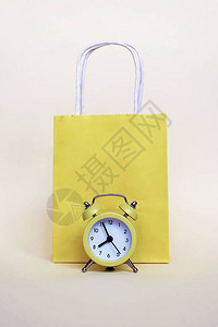 轻型背景购物和销售概念上的黄色购物袋和黄色闹图片