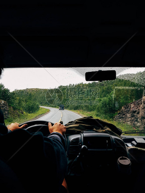 照片来自夏日挪威绿树间沿路行驶的汽车客厢图片