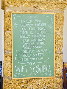 黑板提供典型的安达卢西亚食品西班牙卡迪斯图片
