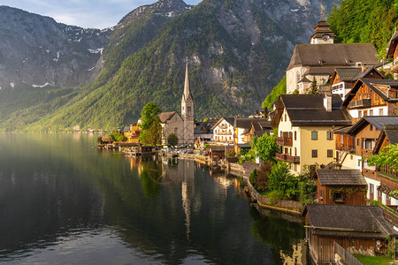 奥地利阿尔卑斯山哈尔施塔特湖的哈尔施塔特村图片