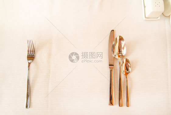 世界粮食日概念白桌布和没有食物的餐具复制空间最高视野图片