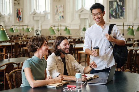 一群快乐的年轻学生在大学图书馆愉快地图片