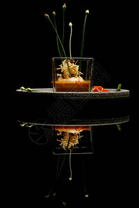 龙虾浓汤上的虾球精致的菜创意餐厅用餐概念在黑色的高级时装食品与反图片