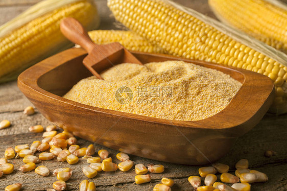 土制自有机生产的玉米在生图片