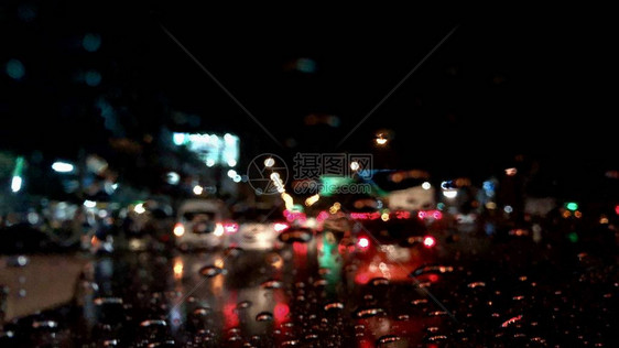 在雨天暴风雨中驾车城市里发生交通事故校对图片