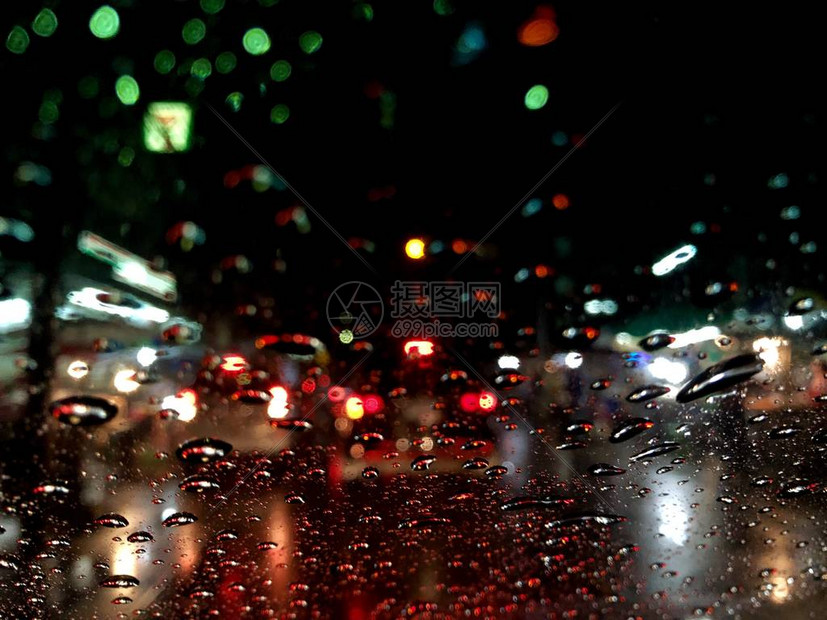 在雨天暴风雨中驾车城市里发生交通事故校对图片