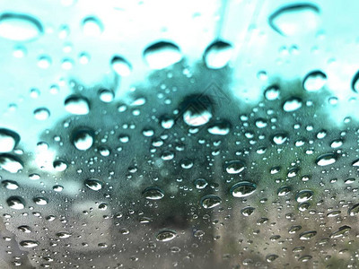 专注的图像车挡风玻璃上的雨滴晚上有街道灯光的多彩布基赫图片