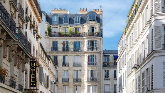 巴黎迷人的街道和建筑典型的法国面图片