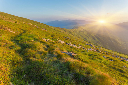 山中美丽的夏日风景日出图片