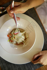 木制餐桌上的白碗里的白萝卜意大利面精致的菜创意餐厅图片