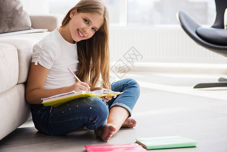 年轻时的女学生用纸质彩色笔记本图片
