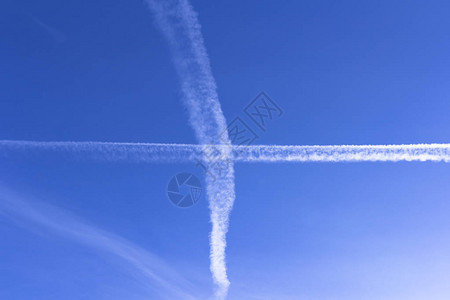 飞机在天空中的痕迹图片