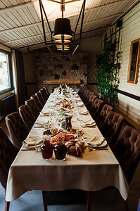 棕色调的餐厅里精美时尚的节日餐桌图片