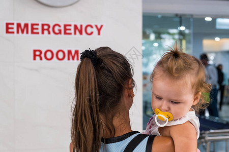 母亲和孩子在泰国帕塔亚医院急诊室里进然图片