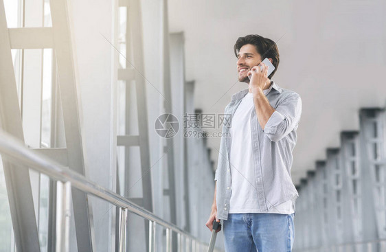 预约时间年轻人在机场候机楼空间上图片