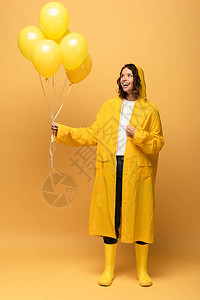 身穿黄雨衣和水井带着黄底气图片
