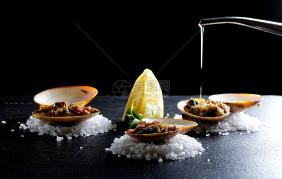 高级表弟焗蛤蜊贻贝配橄榄油盐晶体图片