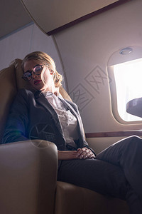 商务旅行期间在飞机上睡觉的有吸引图片