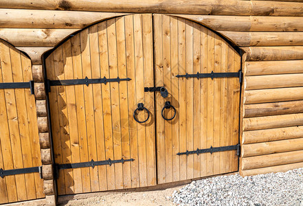 俄罗斯传统大型木制大门配有伪造金属背景