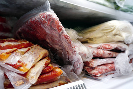 深度冷冻中的冷冻肉类和蔬菜图片