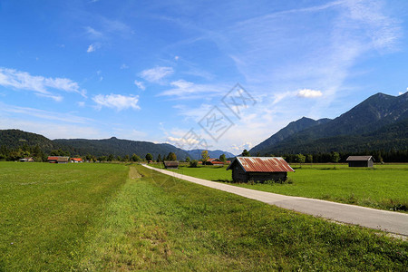 夏季阿尔卑斯山绿色草地上的山间小屋图片