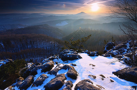 寒冷的秋季多雾天气波峰的砂岩石与第一场雪雾蒙的冬天岩石公园在山谷波纹图片