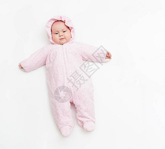 穿着粉红色暖和的可爱宝冬图片