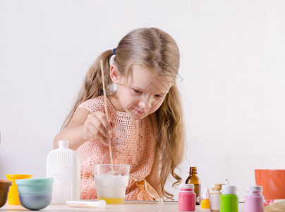 可爱的小女孩制作粘液玩具图片