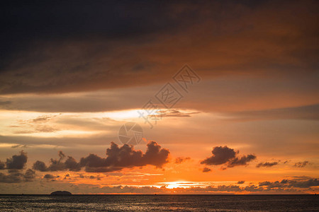 明亮的橙色天空和阳光在日落的天空背景全景图片