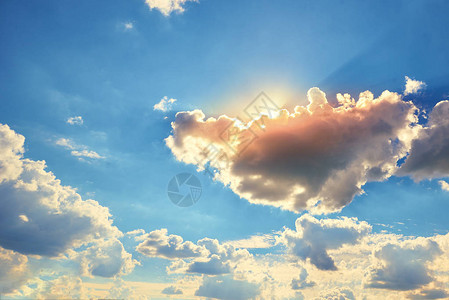 太阳从云层后面照进来卷云图片