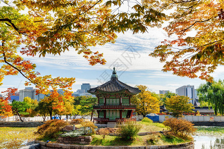 南韩首尔庆博京贡宫一个人工湖岛上的Hyangwonjeong大厅的秋天景象极好的城市景色韩图片