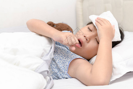 生病的女孩咳嗽喉咙痛躺在床图片