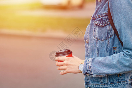 女人手拿着纸杯咖啡在图片