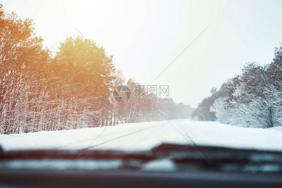 在寒雪的冬季路上图片