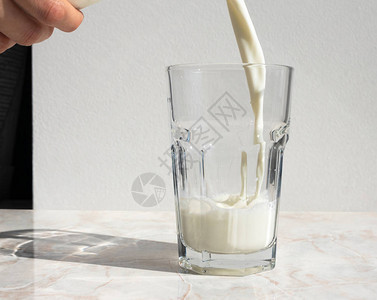瓶装牛奶倒入玻璃图片