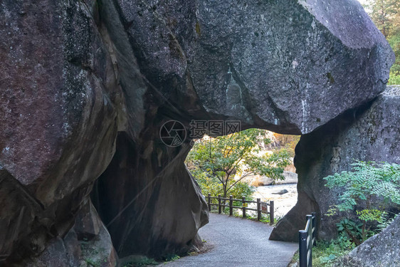 御岳升仙峡的天然花岗岩拱形石门一个受欢迎的旅游景点阳光明媚的日子里图片